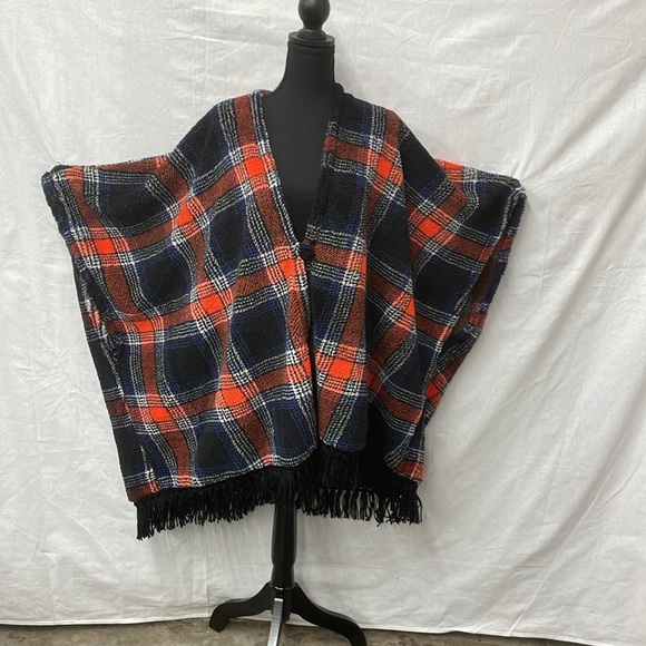 Kensie cape/shawl/wrap in thick sherpa-type fabric - Picture 2 of 8